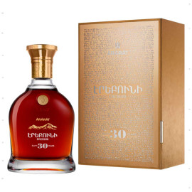 Бренді ARARAT Еребуні 30 років витримки у подарунковій упаковці 0,7л 40%
