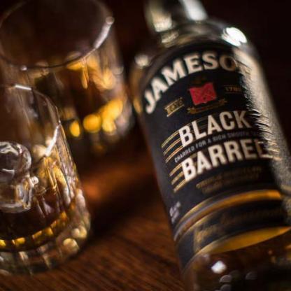 Виски набор Jameson Black Barrel 0,7 + фляга Виски в RUMKA. Тел: 067 173 0358. Доставка, гарантия, лучшие цены!
