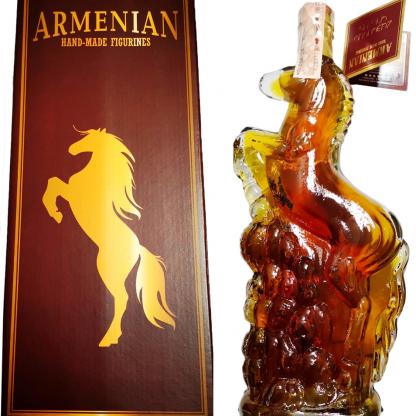 Коньяк вірменський "П'ять зірок" 5 років Кінь 0,5л 40% Міцні напої на RUMKA. Тел: 067 173 0358. Доставка, гарантія, кращі ціни!