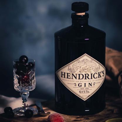 Шотландский джин Hendrick's 1л 41,40% Крепкие напитки в RUMKA. Тел: 067 173 0358. Доставка, гарантия, лучшие цены!