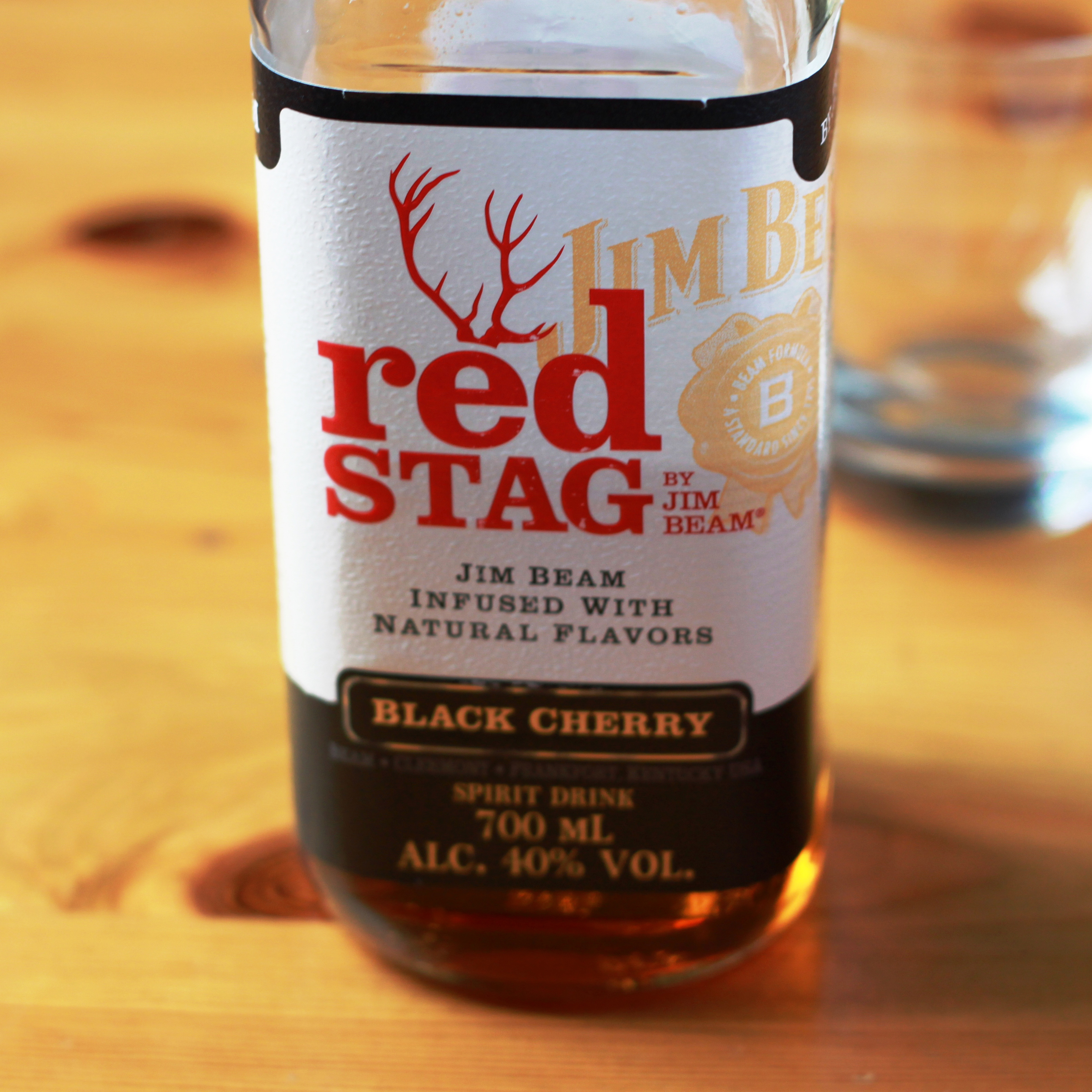 Лікер Jim Beam Red Stag Cherry 0,7л 32,5% + Royal Club Ginger Ale в Україні