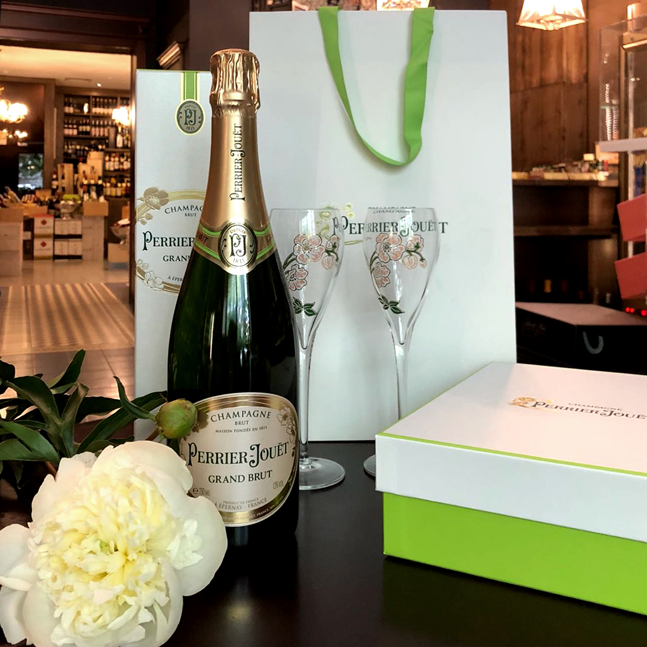 Шампанское Perrier Jouet Grand Brut 0,75 л 12% в коробке в Украине