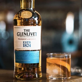 Віскі The Glenlivet Founder's Reserve 0,7 л 40% в подарунковій упаковці з 2-ма склянками купити