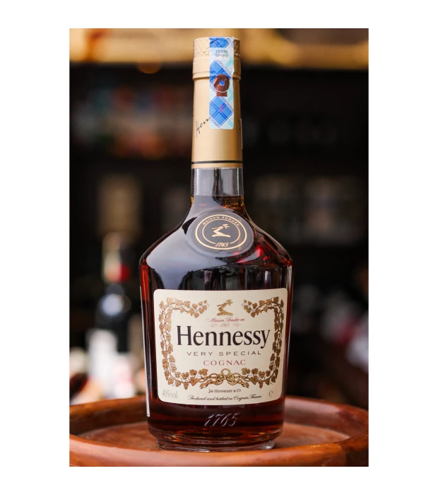 Коньяк Hennessy VS 4 года выдержки 1л 40% в подарочной упаковке купить