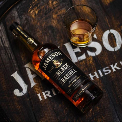 Виски набор Jameson Irish Whiskey Black Barrel Джемисон Black Barrel + 2 стакана 0,7л 40% купить
