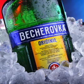 Лікерна настоянка на травах Becherovka 2л 38% + 6 стопок купити